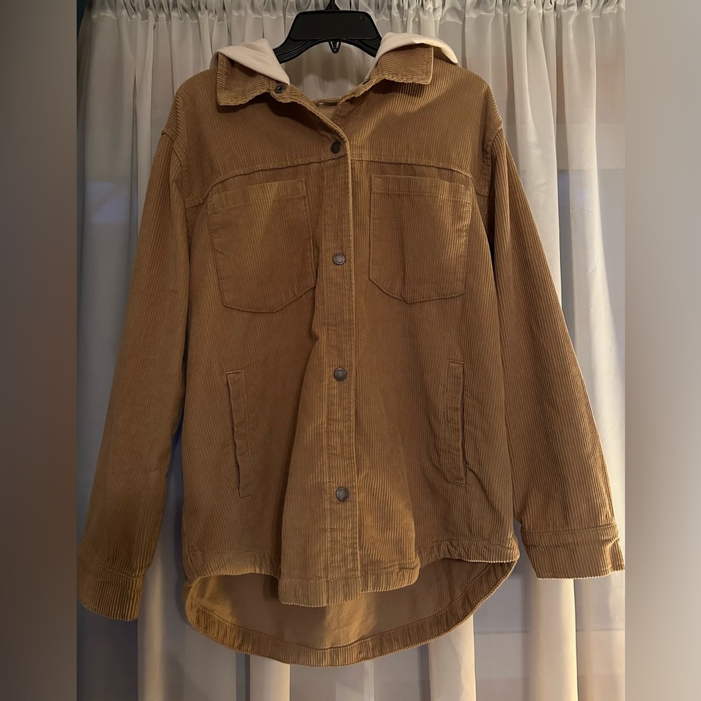 Hollister tan utility jacket with white hoodie.